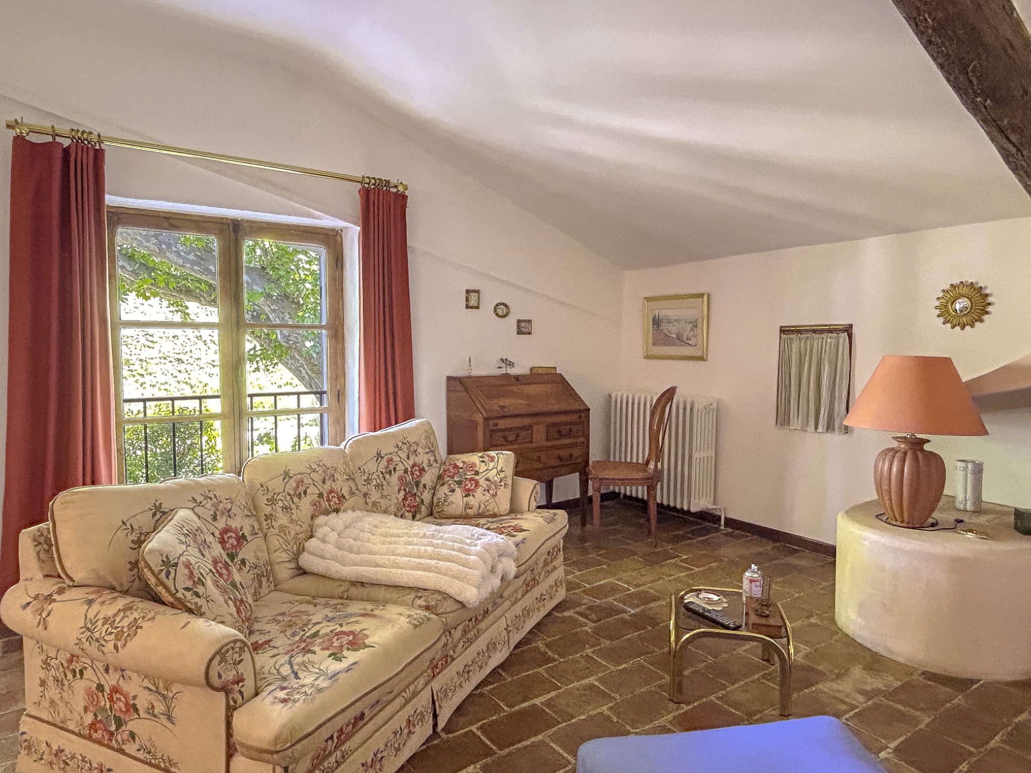 Aix-en-Provence : Bâtisse d’environ 280 m2 + dépendance d’en