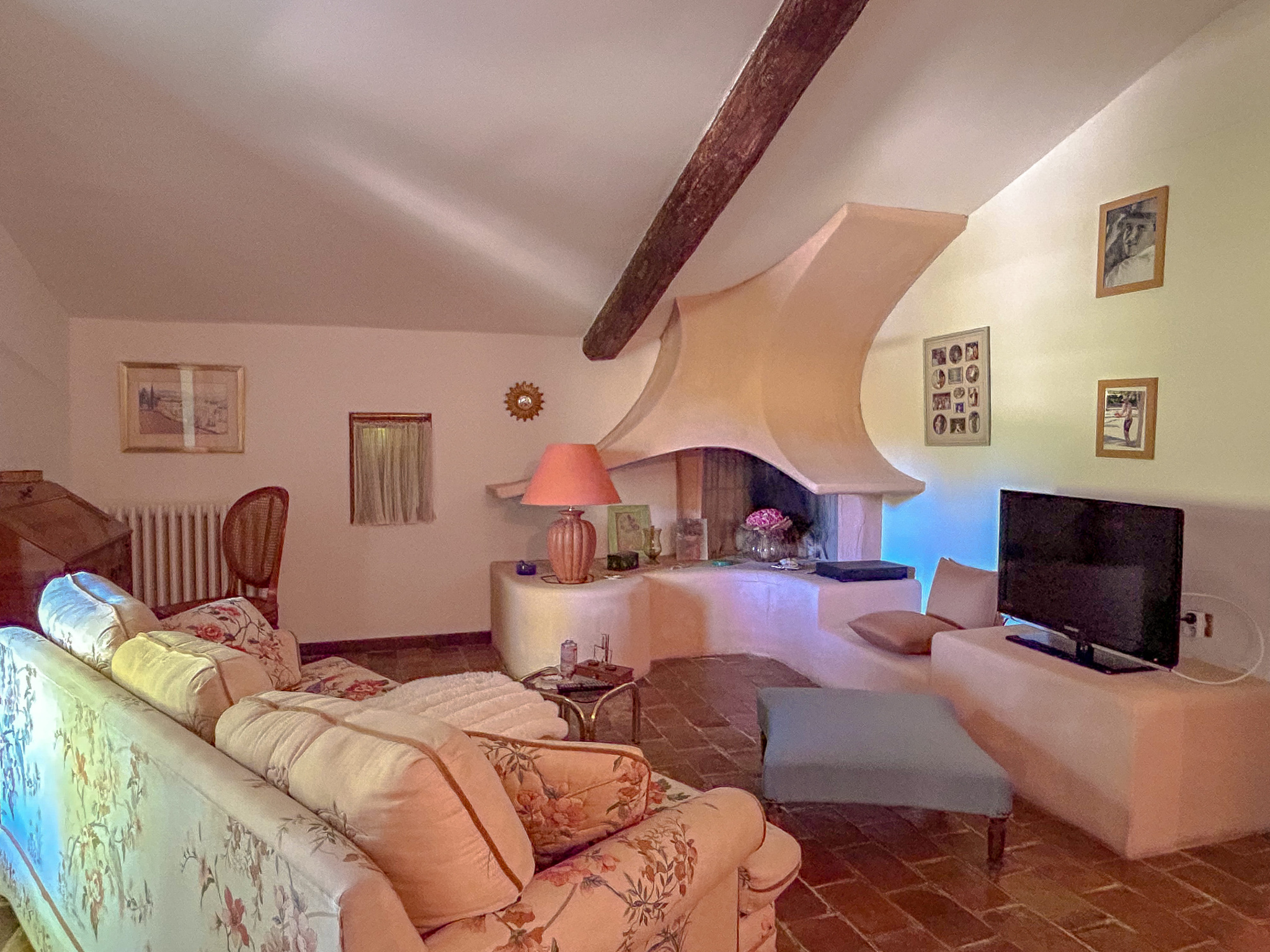 Aix-en-Provence : Bâtisse d’environ 280 m2 + dépendance d’en