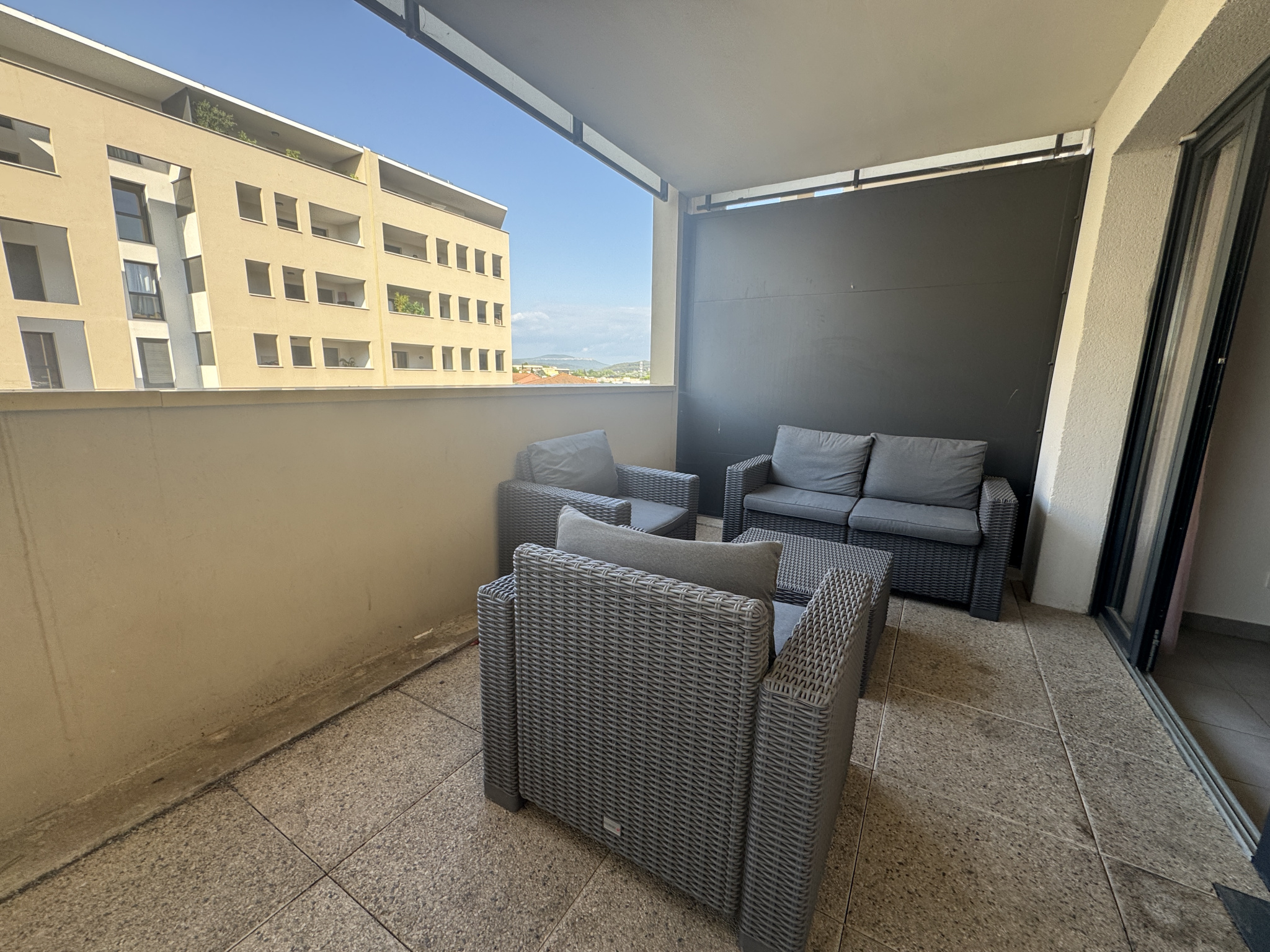 AIX SUD – T3 terrasse parking et garage