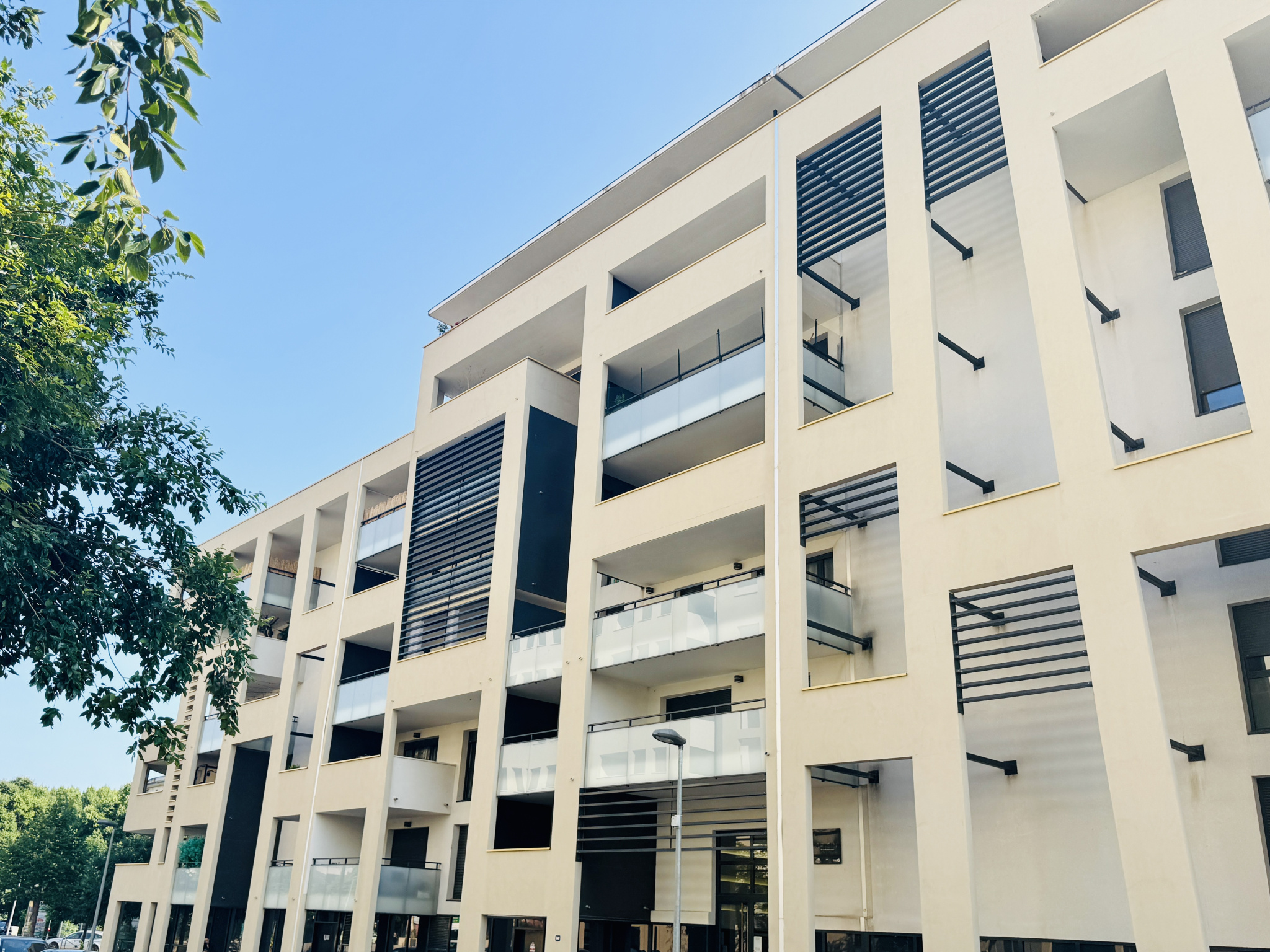 AIX SUD – T3 terrasse parking et garage