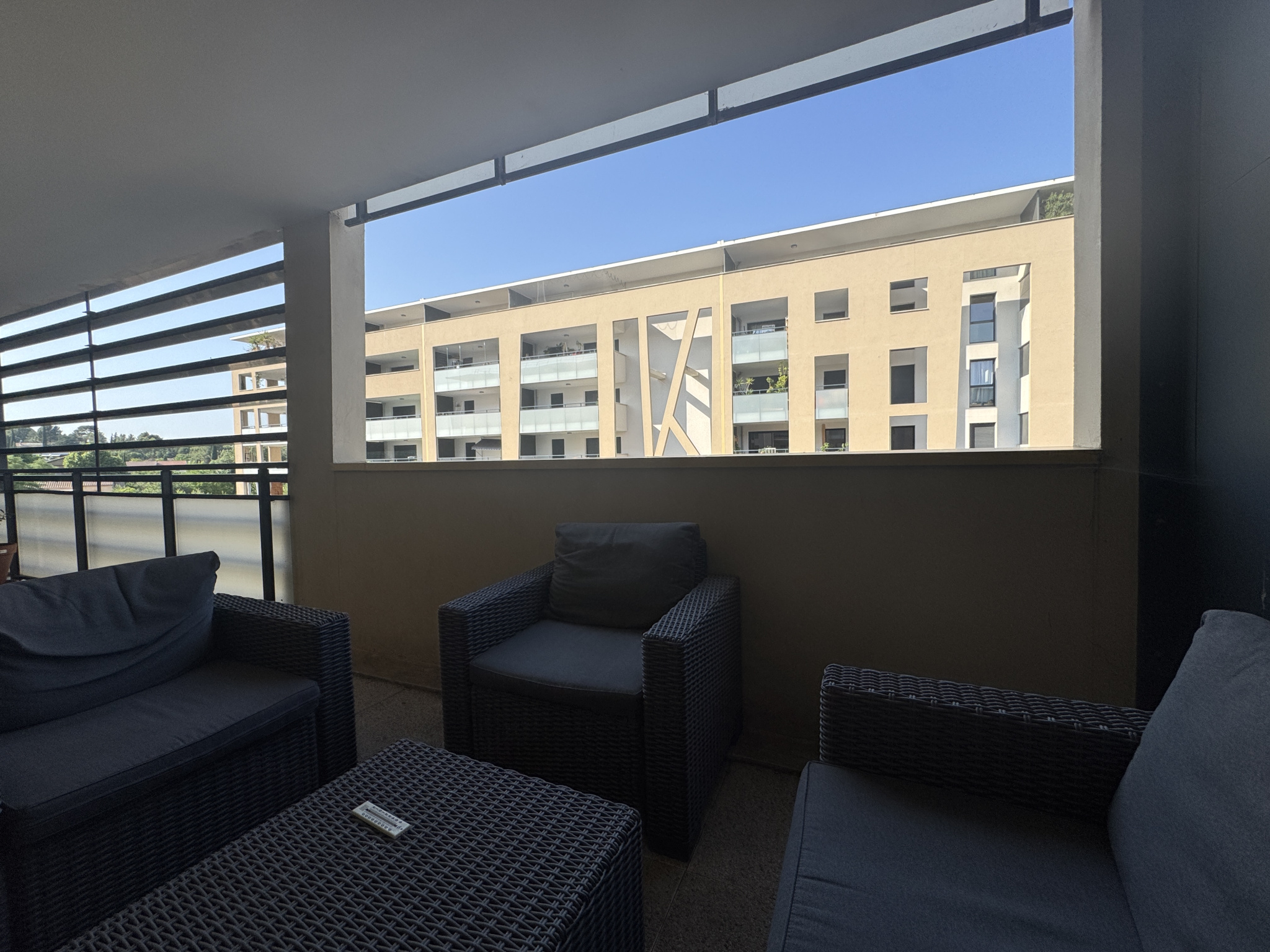 AIX SUD – T3 terrasse parking et garage