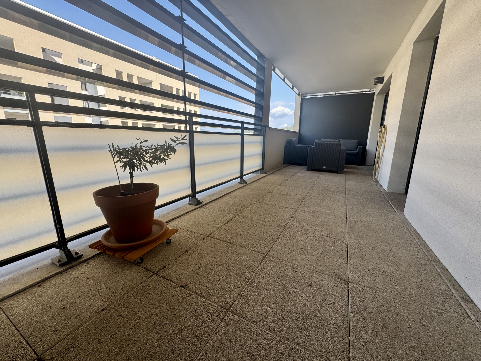 AIX SUD – T3 terrasse parking et garage