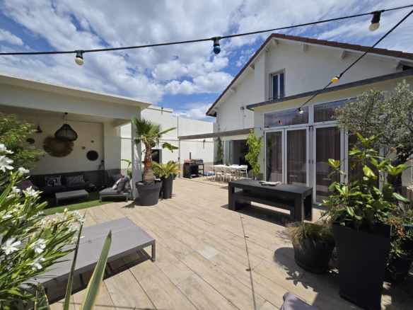 Appt T6 de 200 M2 Terrasse + piscine Quartier Danton !