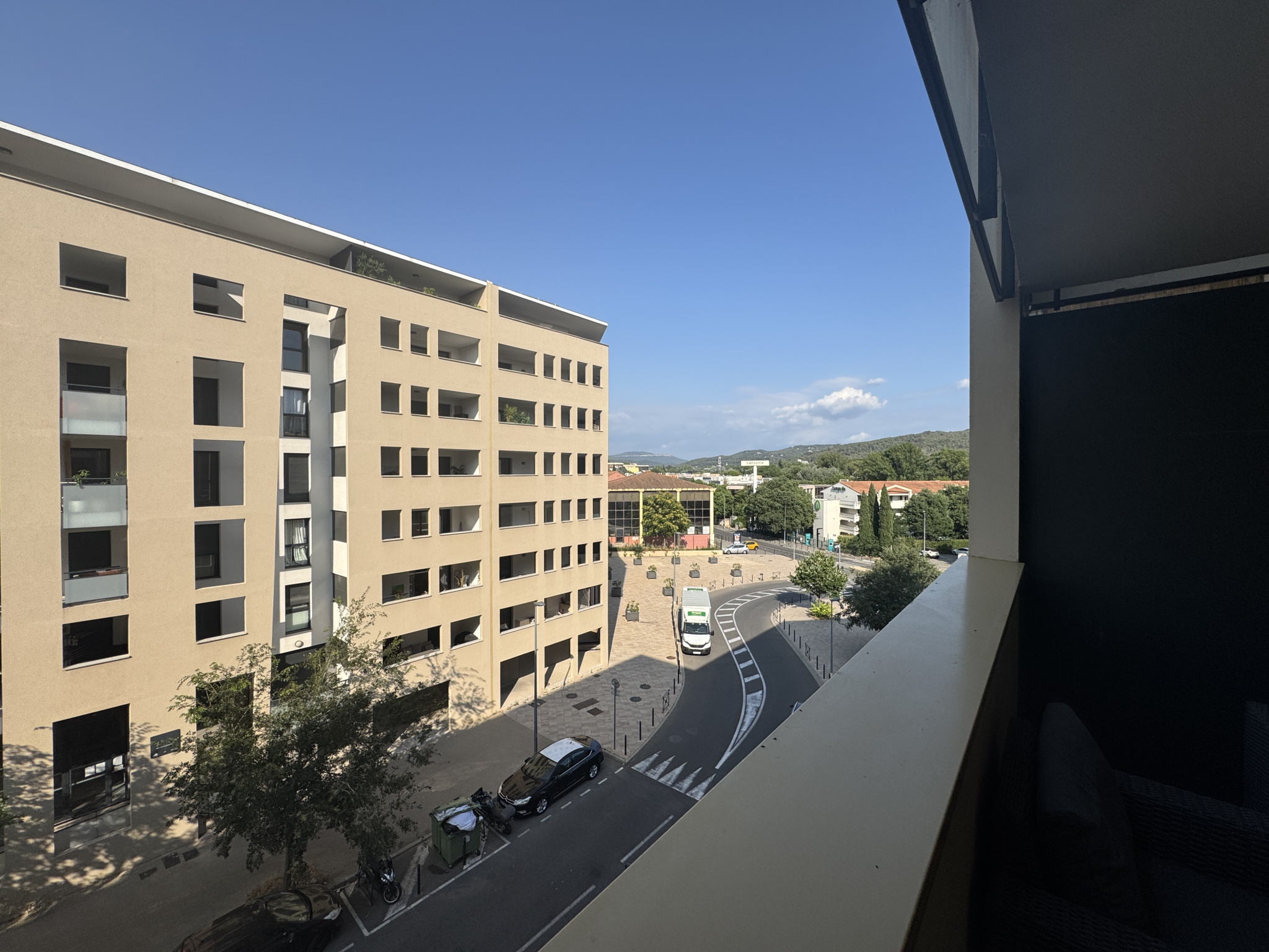 AIX SUD – T3 terrasse parking et garage
