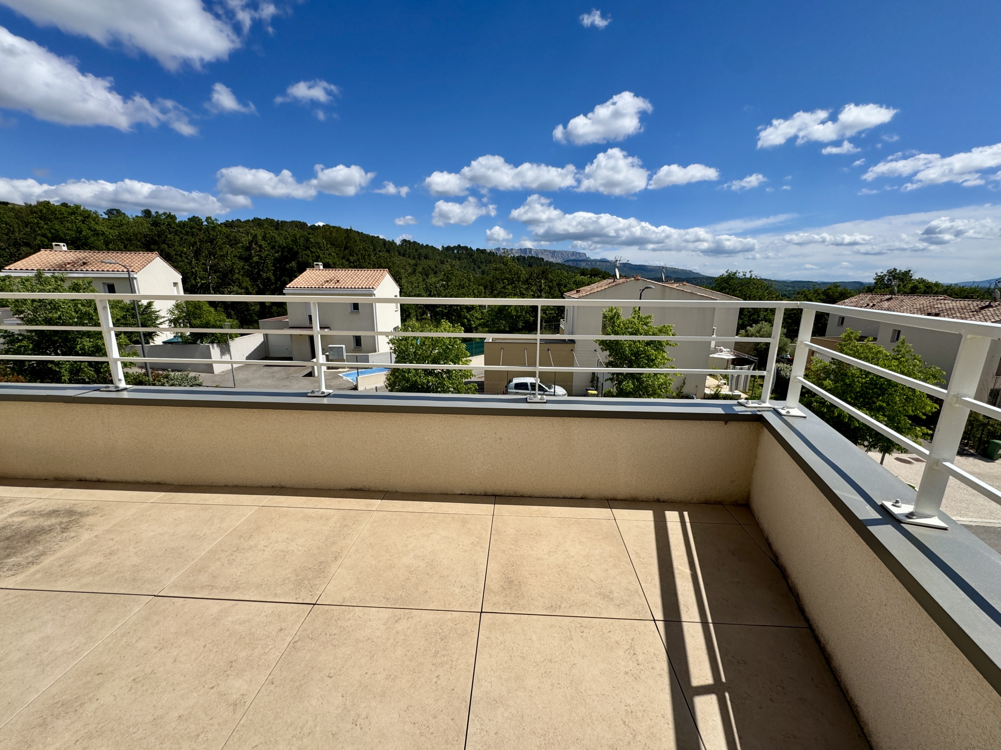 photo_aa7f653fea41158e8e9a599ccf477860-106227-0.jpg MEYREUlL – T4Terrasse 44m2 parkings