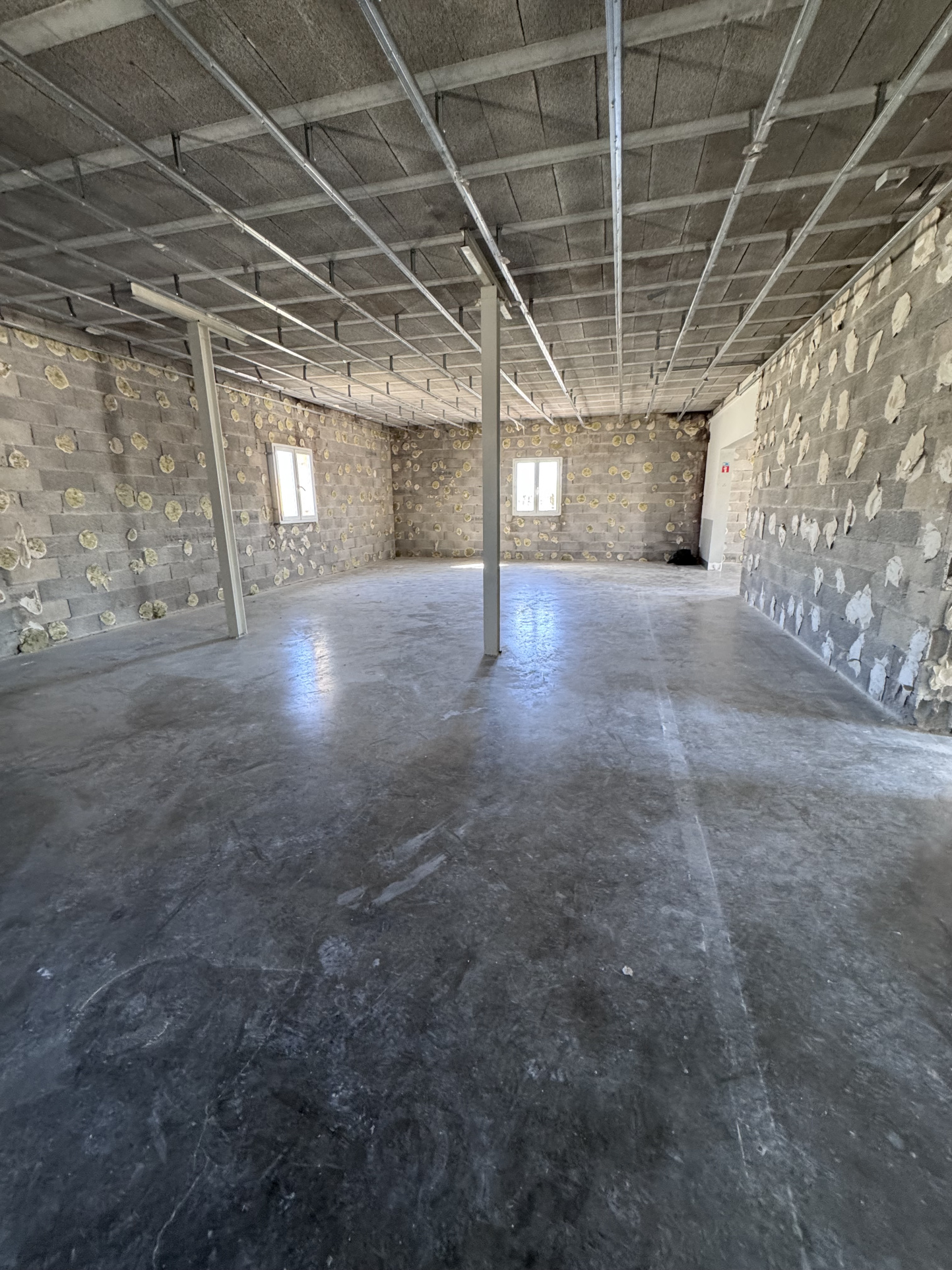 VENELLES – Local commercial