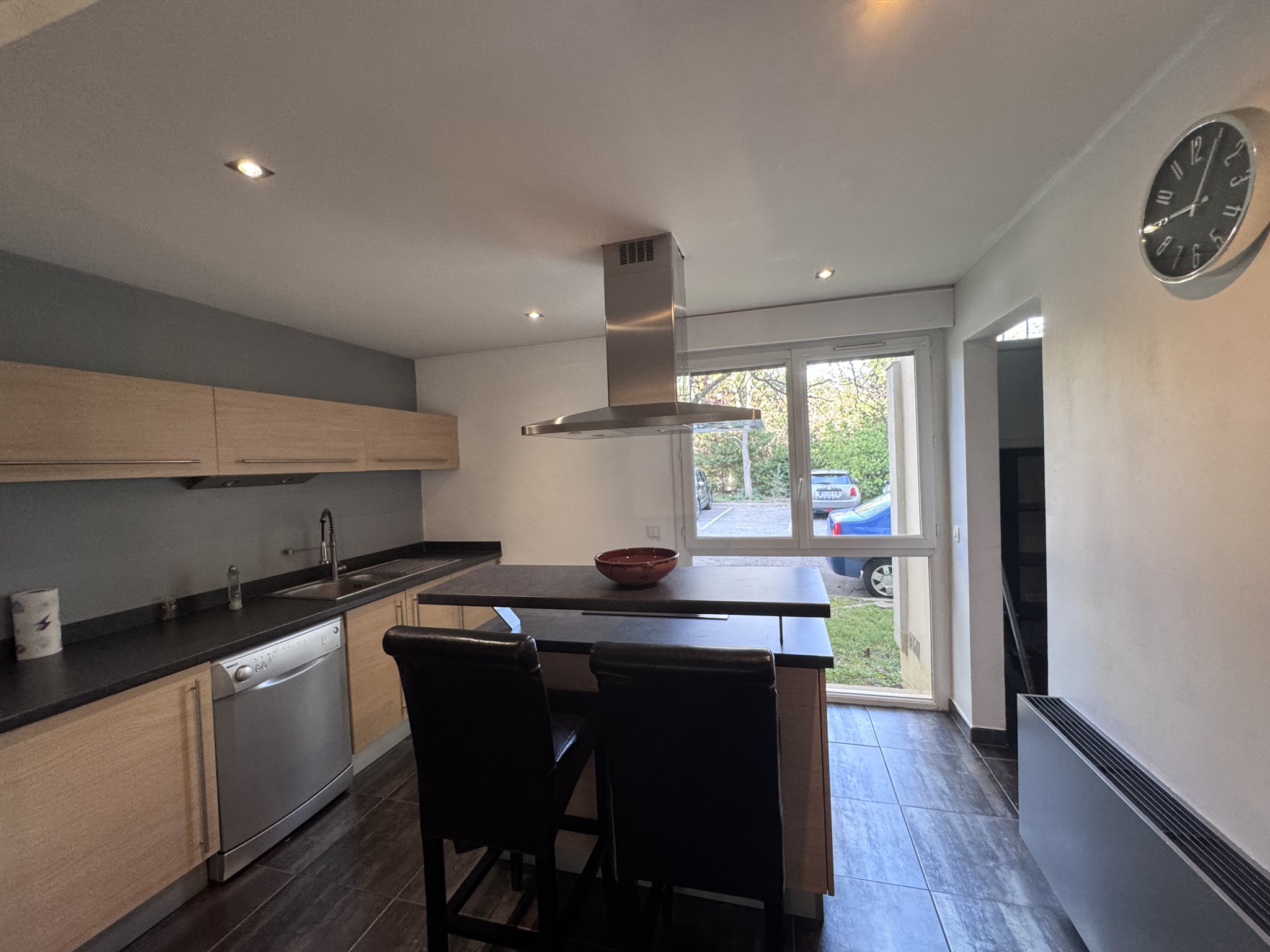 photo_2ce2565fb0a646b3400b07dd6b3c215b-106730-0.jpg AIX QUARTIER VAL SAINT-ANDRE – T3 meublé rez-de-jardin