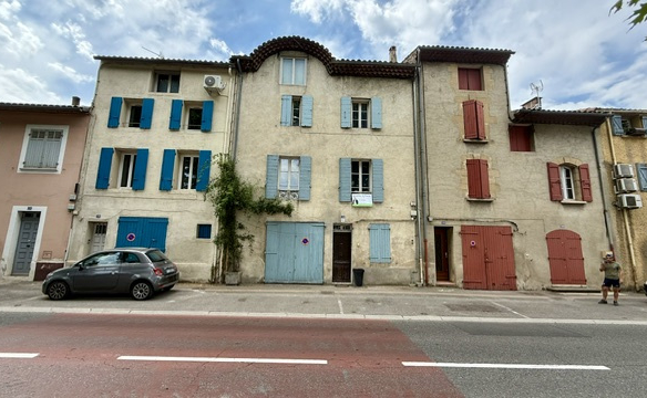 PEYROLLES EN PCE : MAISON DE VILLAGE AVEC JARDIN