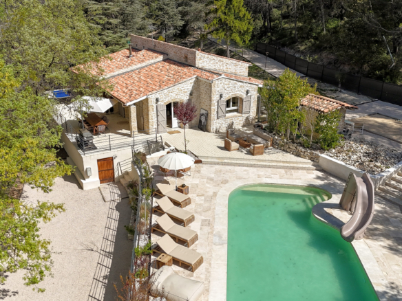 VENELLES : Maison rénovée de 160 m2 dont dépendance + piscin
