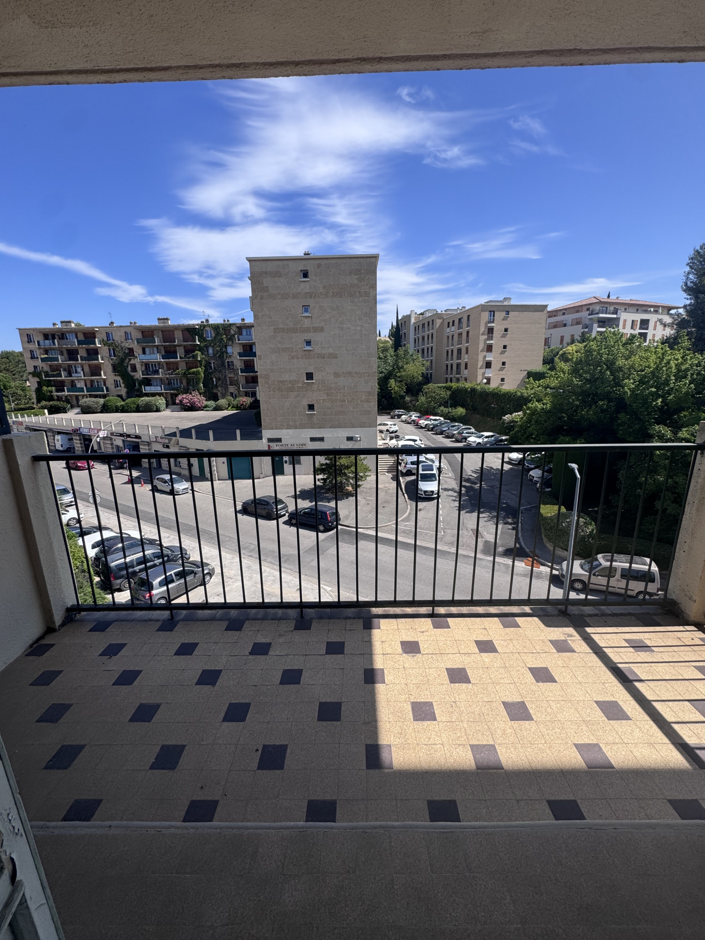 photo_a2a4ce913c336386d1373a5222268ba4-106795-0.jpg AIX PIGONNET – T3 meublé avec balcons, parking collectif et