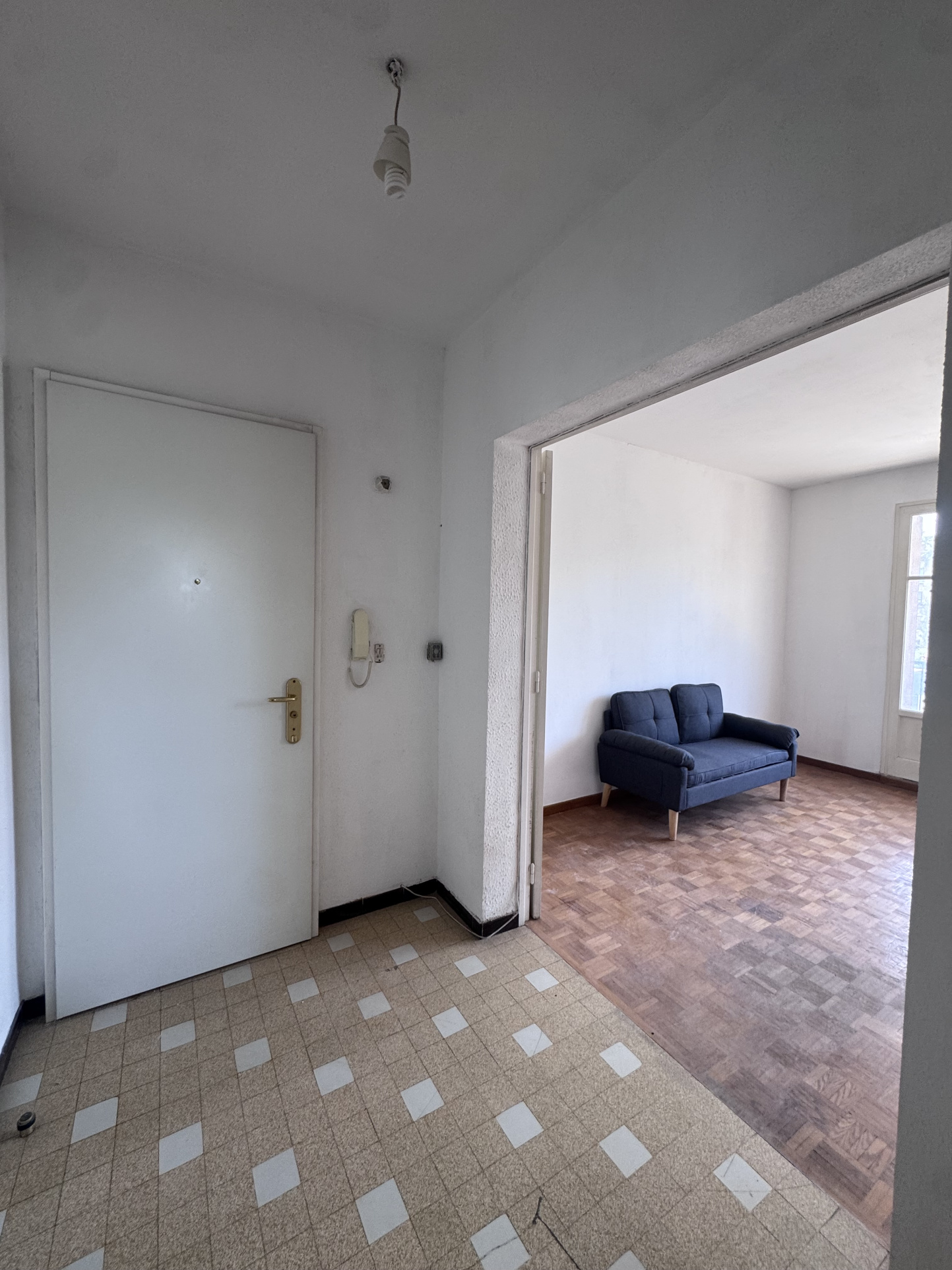 photo_bb270004e94ddfd6aed2fd9b2f93a431-106795-0.jpg AIX PIGONNET – T3 meublé avec balcons, parking collectif et