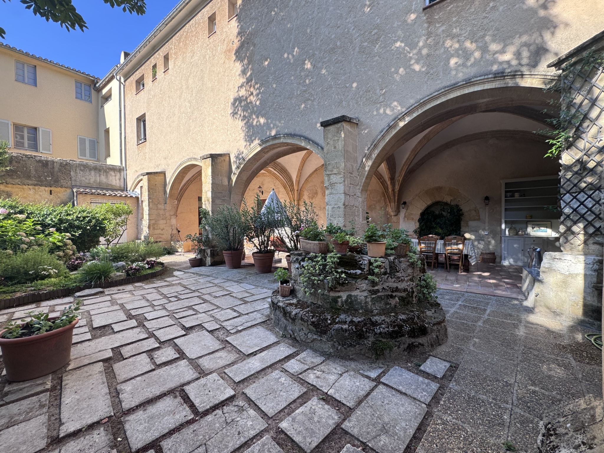 AIX QUARTIER ROTONDE – T3 meublé en rez-de-jardin avec parki
