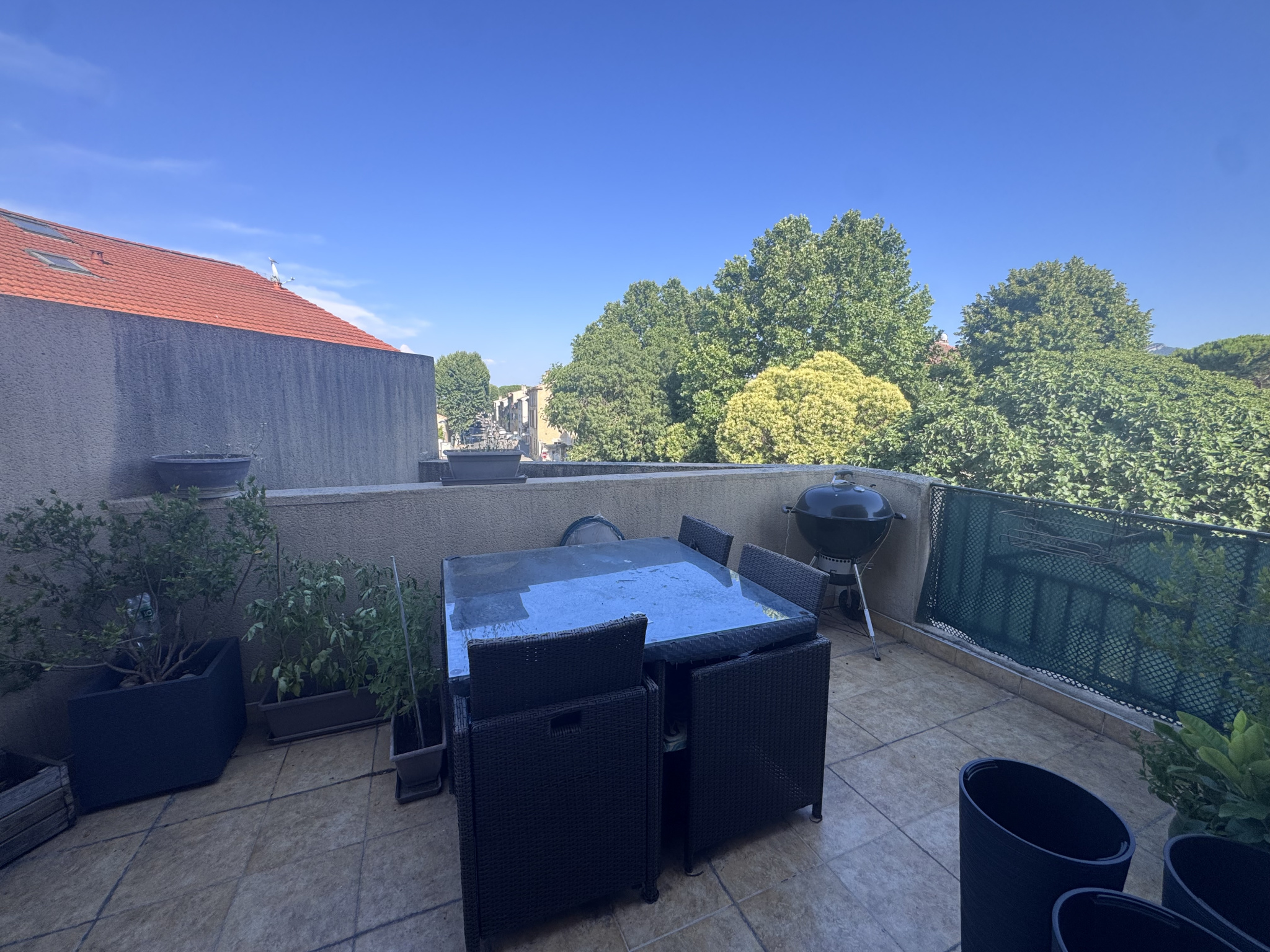 PEYROLLES – T3 avec terrasse et parking privatif