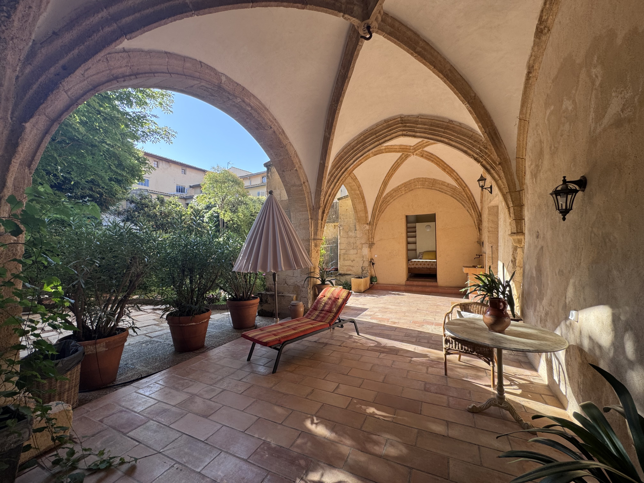 AIX QUARTIER ROTONDE – T3 meublé en rez-de-jardin avec parki