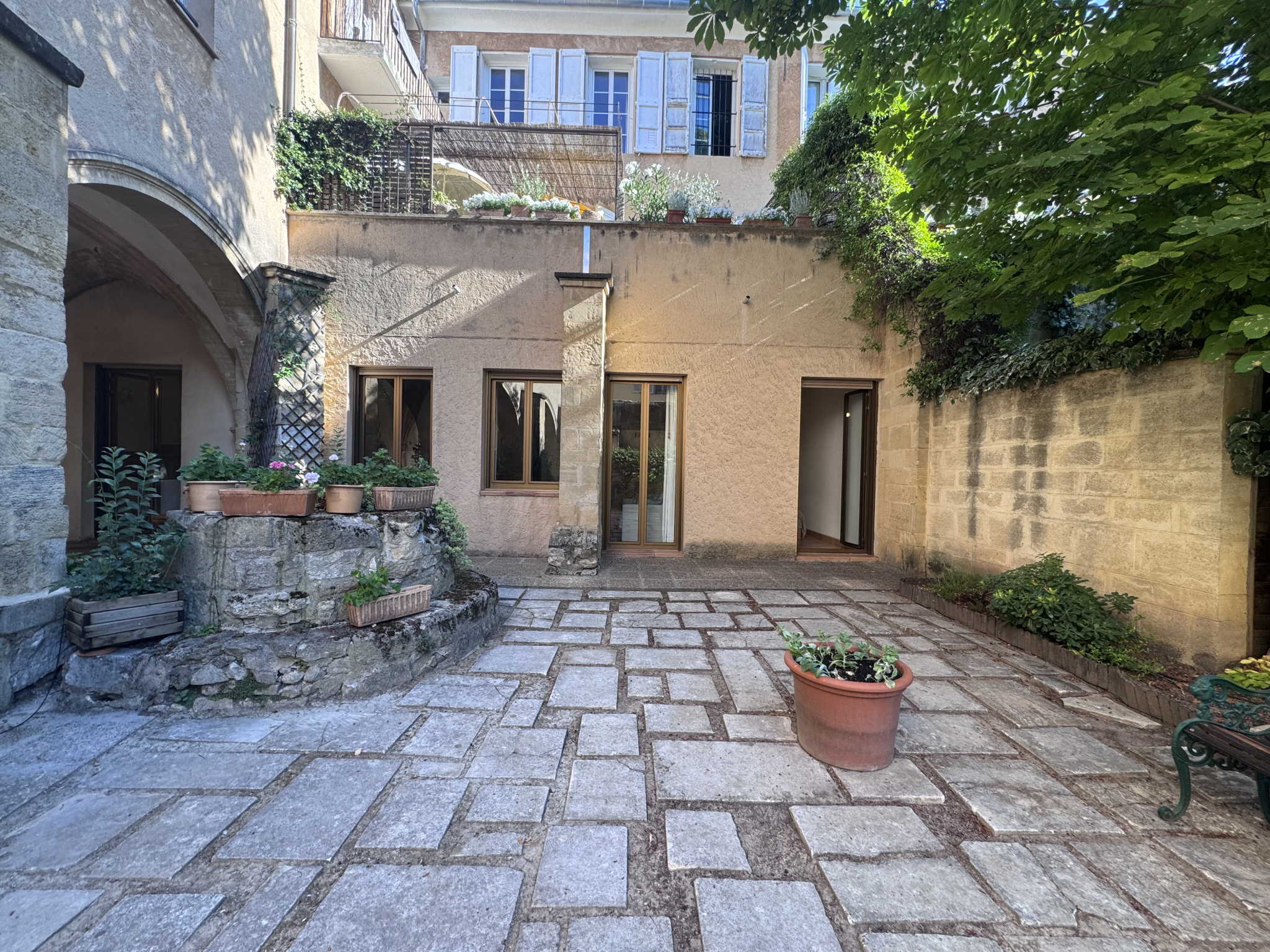 AIX QUARTIER ROTONDE – T3 meublé en rez-de-jardin avec parki