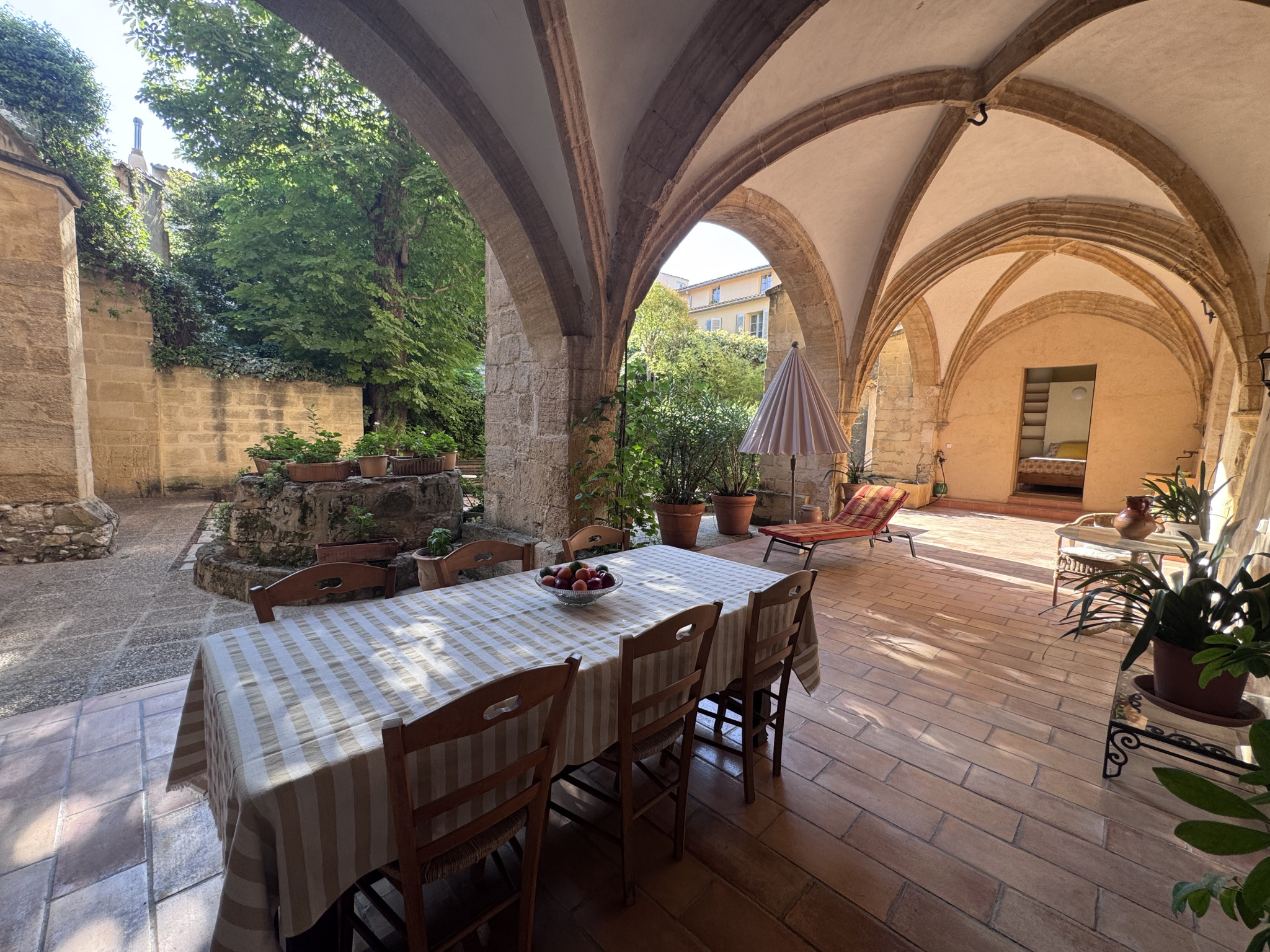 AIX QUARTIER ROTONDE – T3 meublé en rez-de-jardin avec parki