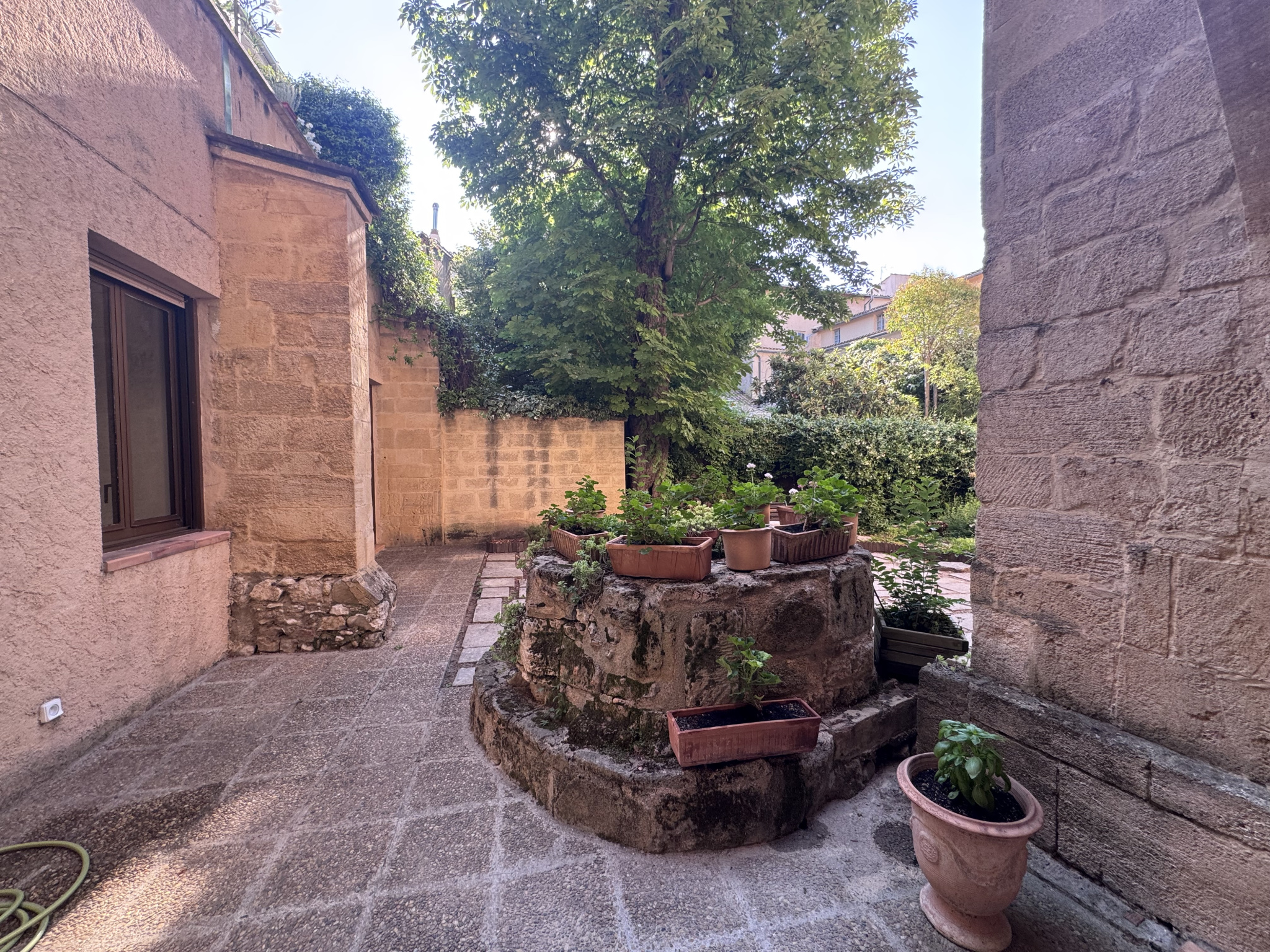 AIX QUARTIER ROTONDE – T3 meublé en rez-de-jardin avec parki
