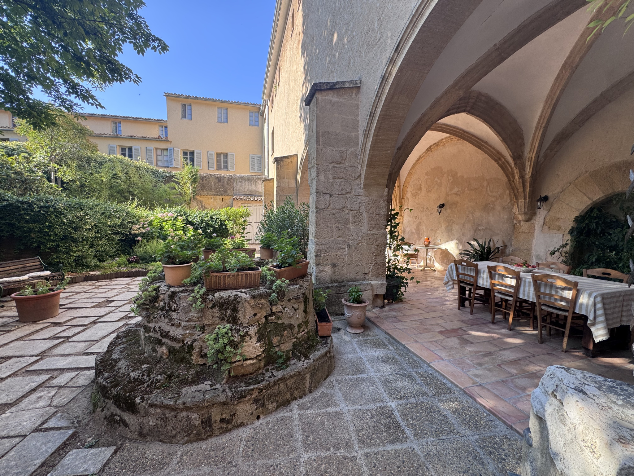 AIX QUARTIER ROTONDE – T3 meublé en rez-de-jardin avec parki