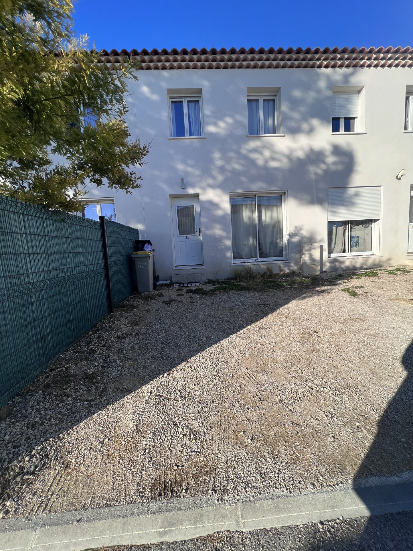 photo_a8f43e7860af7d082398a0ef2b43c567-107004-0.jpg LA FARE-LES-OLIVIERS – Maison meublée de type 3 avec jardine