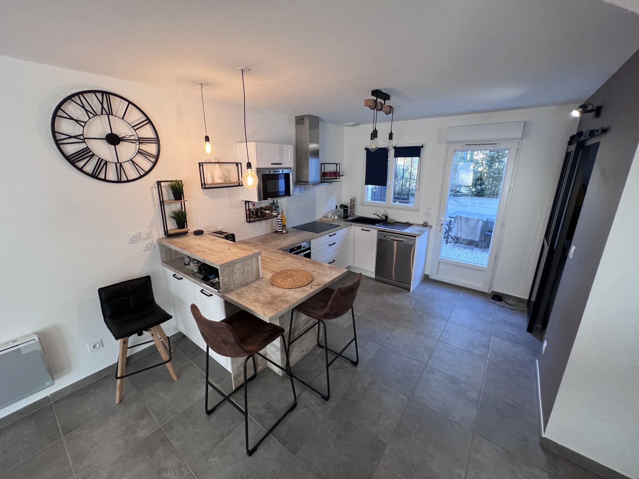 photo_aa0992bf4d63345ea8d92e37c8a5ce76-107004-0.jpg LA FARE-LES-OLIVIERS – Maison meublée de type 3 avec jardine