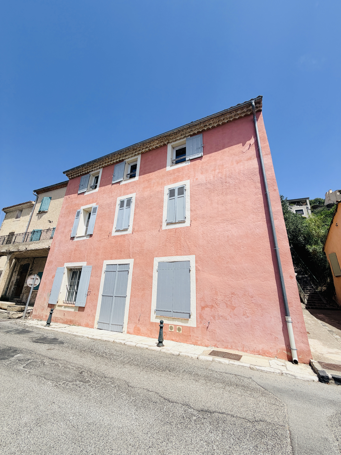 photo_cb94cecf813eae62c4cc13cb699ff64a-107049-0.jpg Éguilles Au coeur du village, au calme absolu
