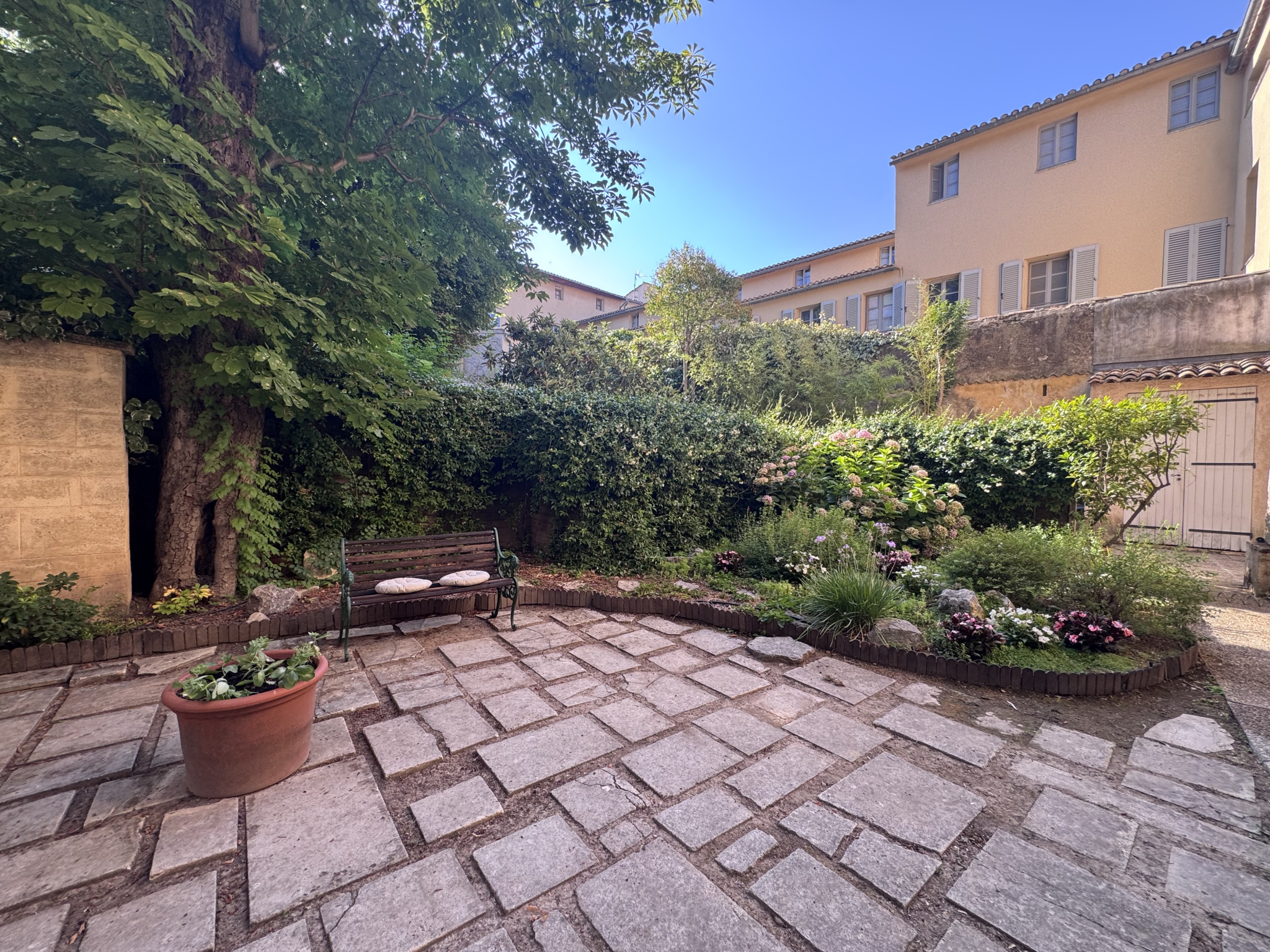 AIX QUARTIER ROTONDE – T3 meublé en rez-de-jardin avec parki