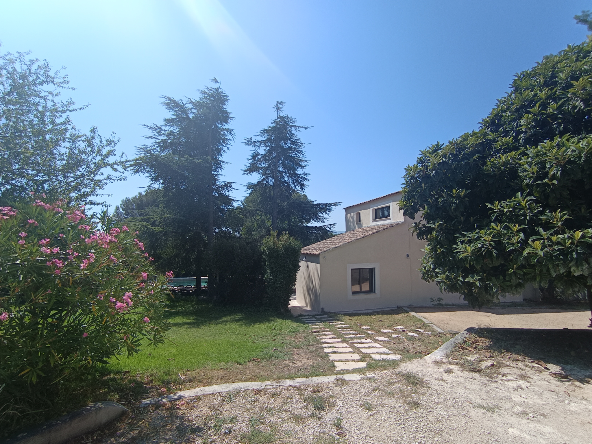 photo_8df9e43095ec36ad13947de1ff668a31-107295-0.jpg Propriété de caractère avec piscine – Deux opportunités d’a