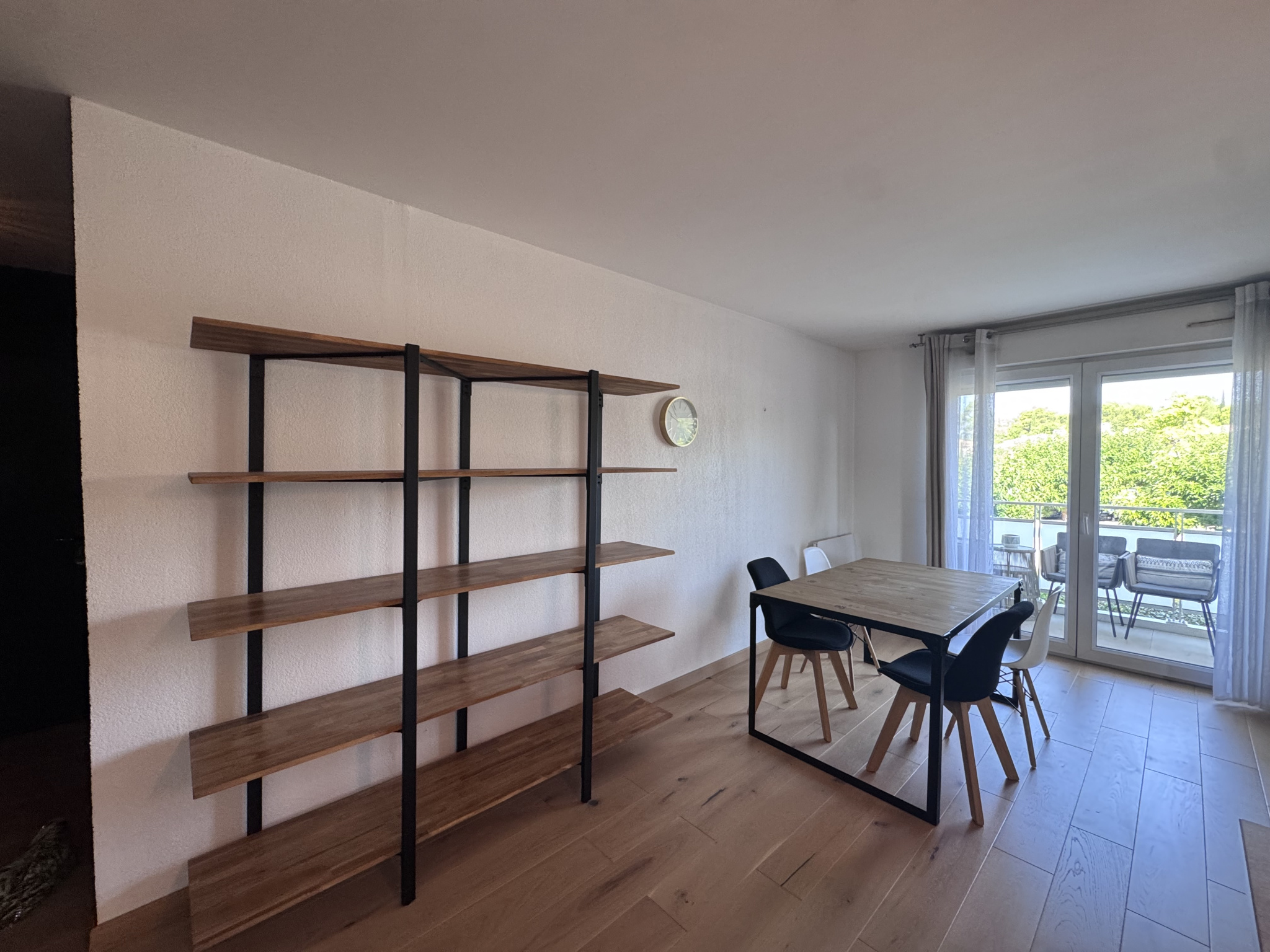 photo_a3c21000c4da3ab49ef8b5ba1b73f992-107315-0.jpg AIX SAINT-MITRE – T3 meublé avec terrasse, climatisation et