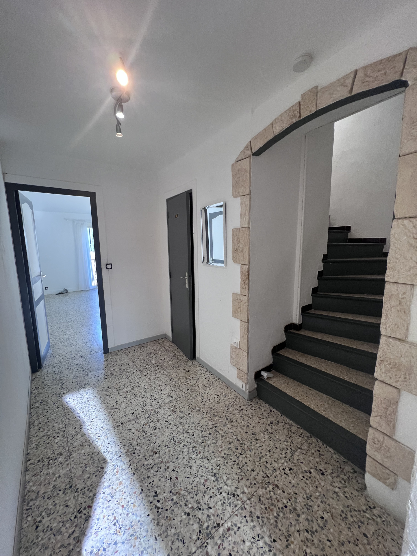 PUYLOUBIER – Maison de village de type 3 avec terrasse