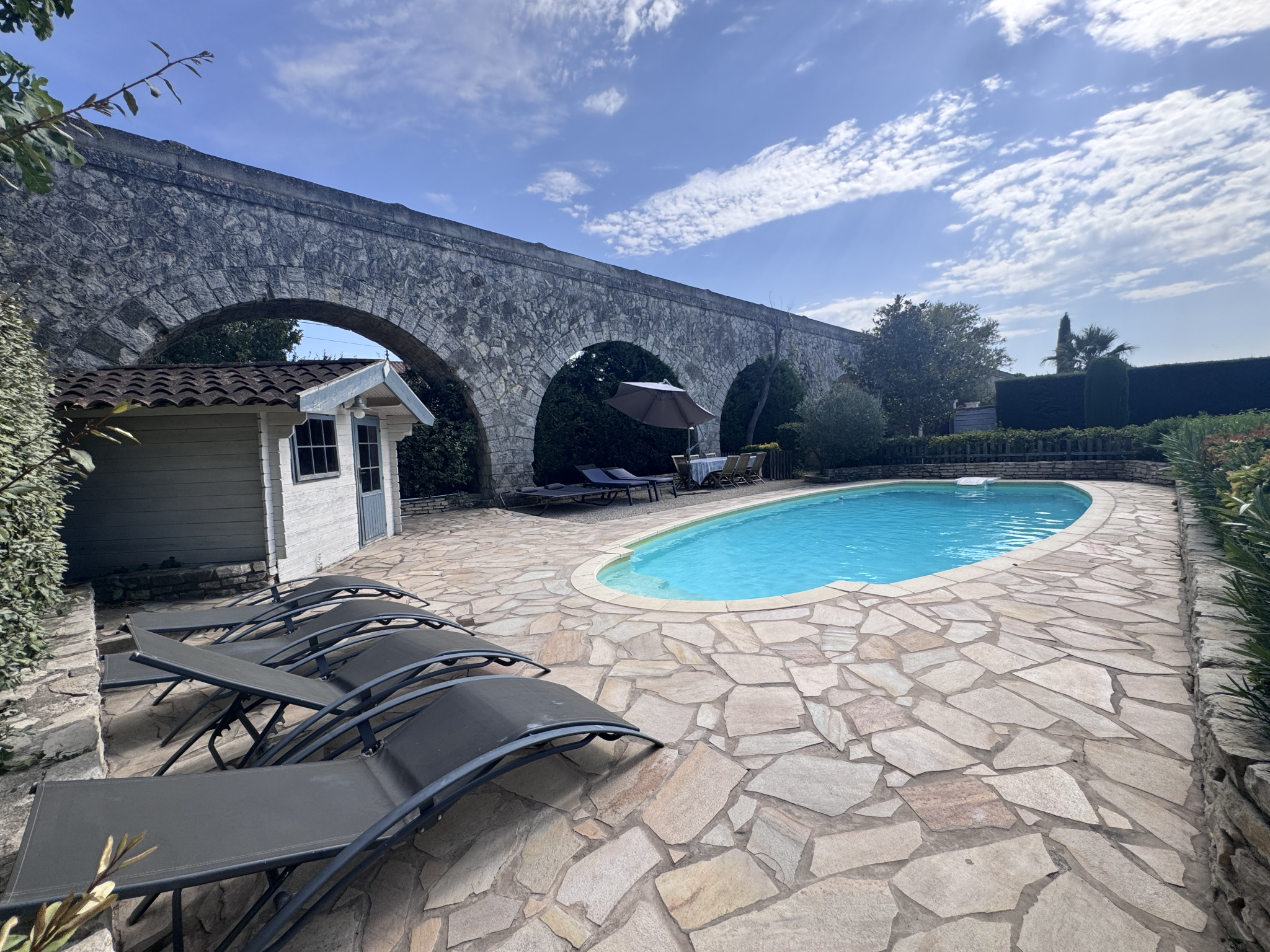 photo_c5d6bdc46410881e9930d91083354161-107364-0.jpg AIX-EN-PROVENCE – Maison meublée avec climatisation, terrass