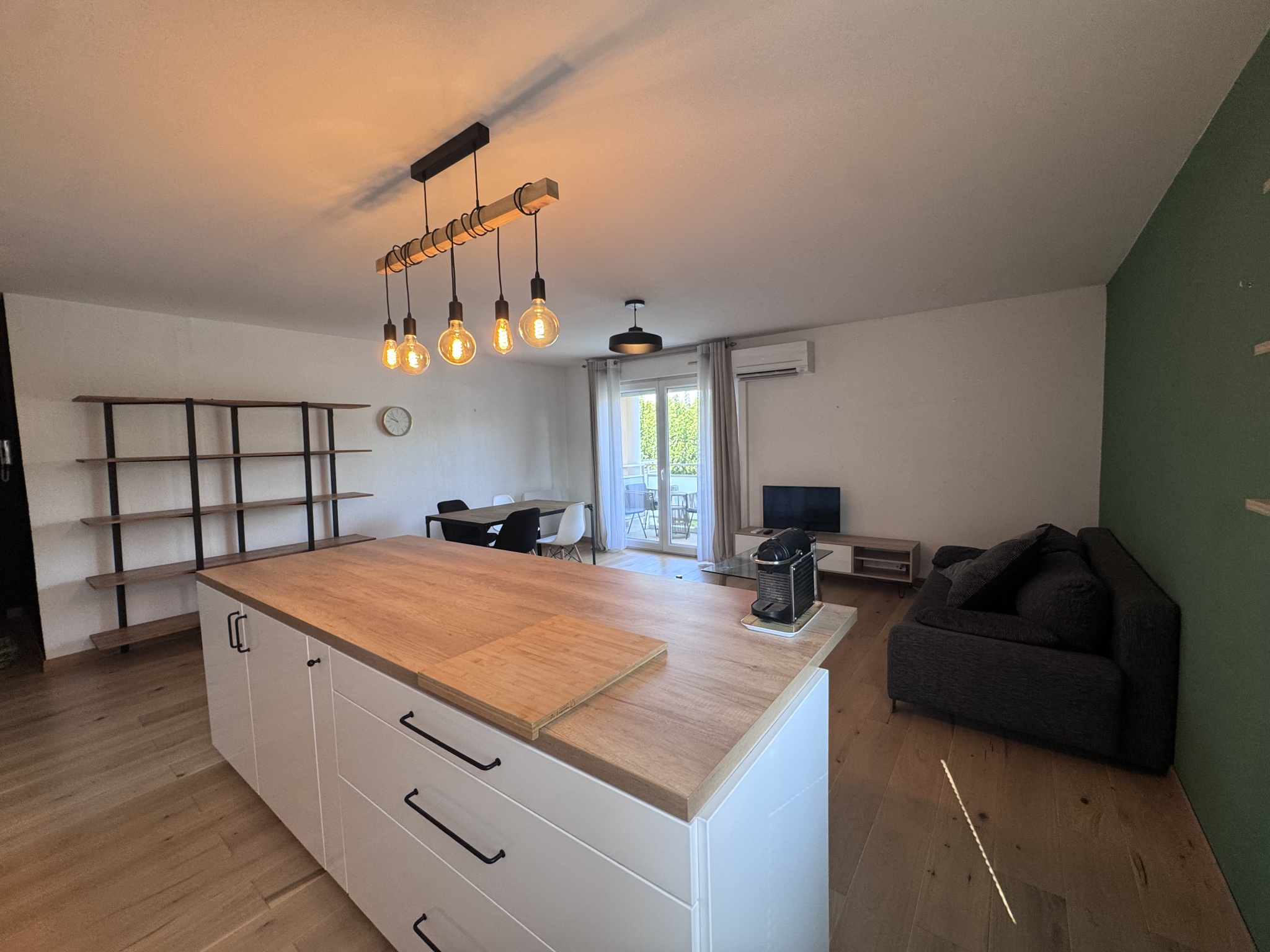 photo_da4b92c95aa0633592f6adde12a89d07-107315-0.jpg AIX SAINT-MITRE – T3 meublé avec terrasse, climatisation et