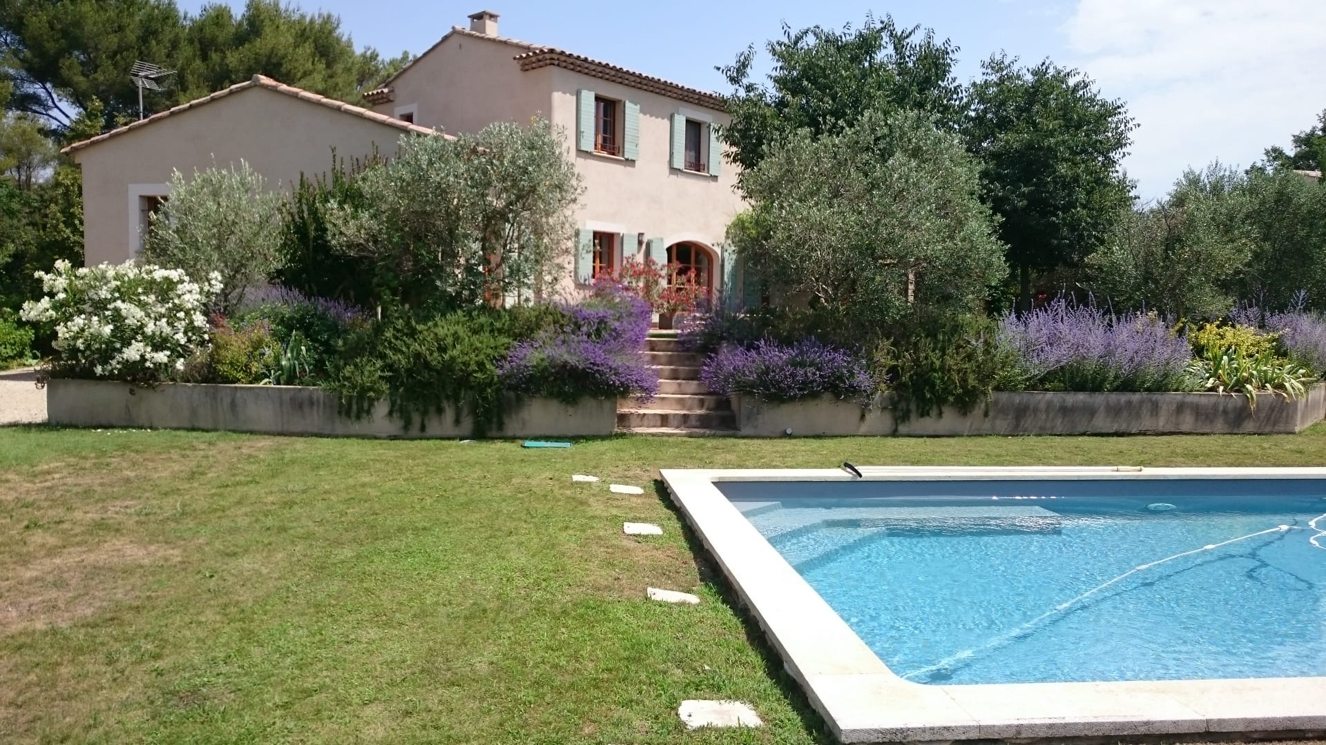 photo_03980b820c50829be82a12a123fec935-107566-0.jpg SAINT-CANNAT – Maison de type 6 avec terrasse, jardin, pisci