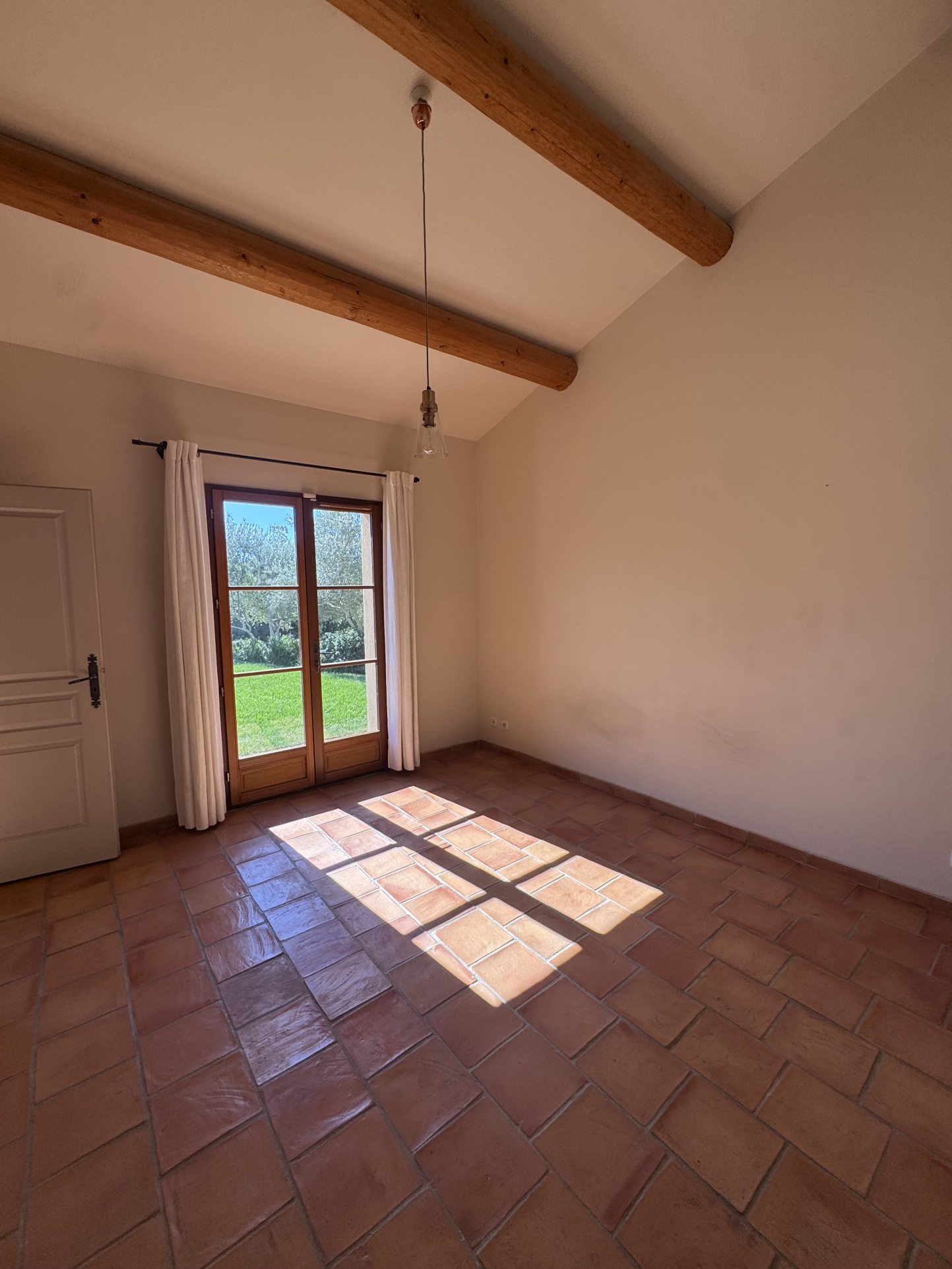 SAINT-CANNAT – Maison de type 6 avec terrasse, jardin, pisci