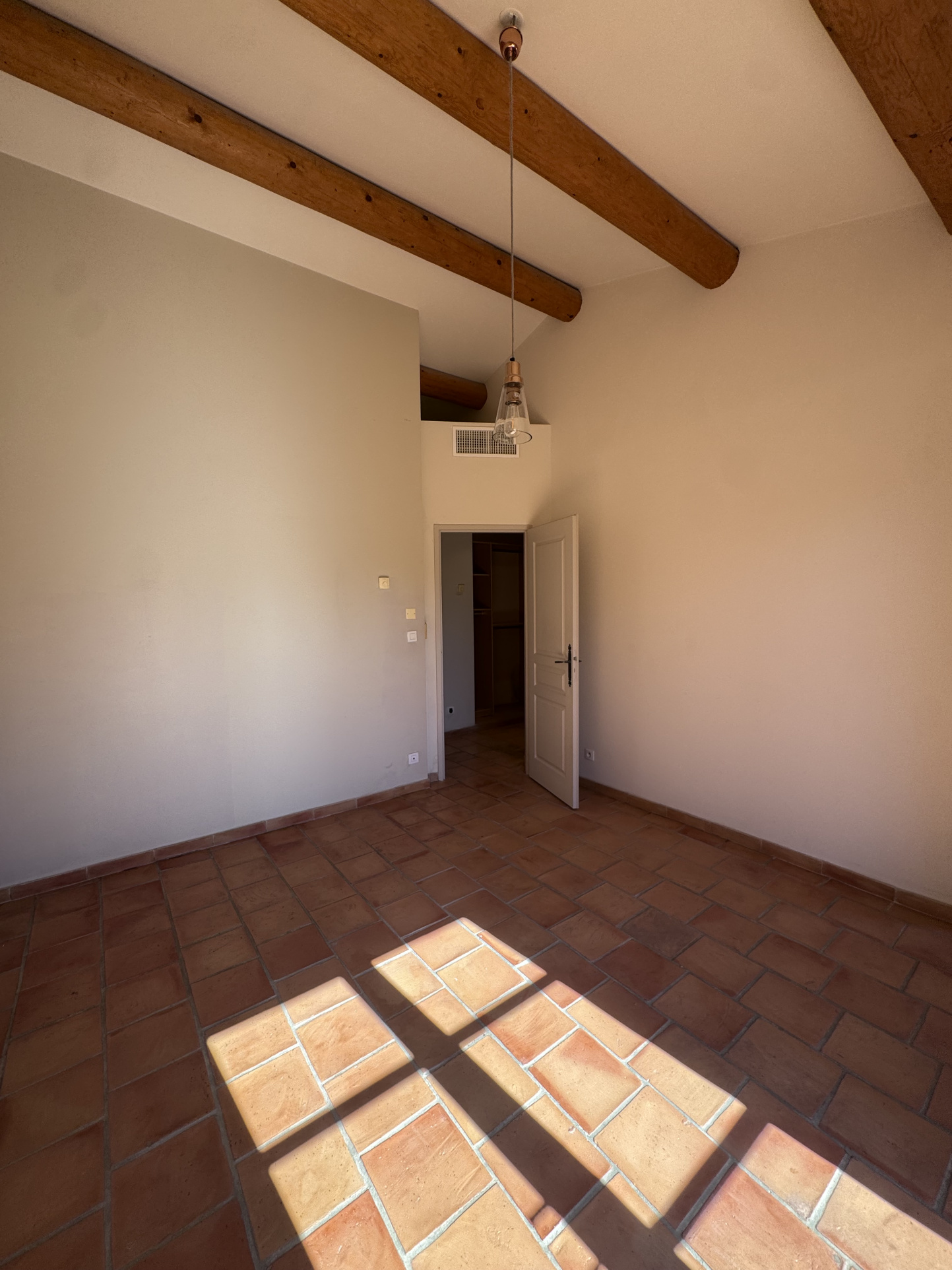 SAINT-CANNAT – Maison de type 6 avec terrasse, jardin, pisci