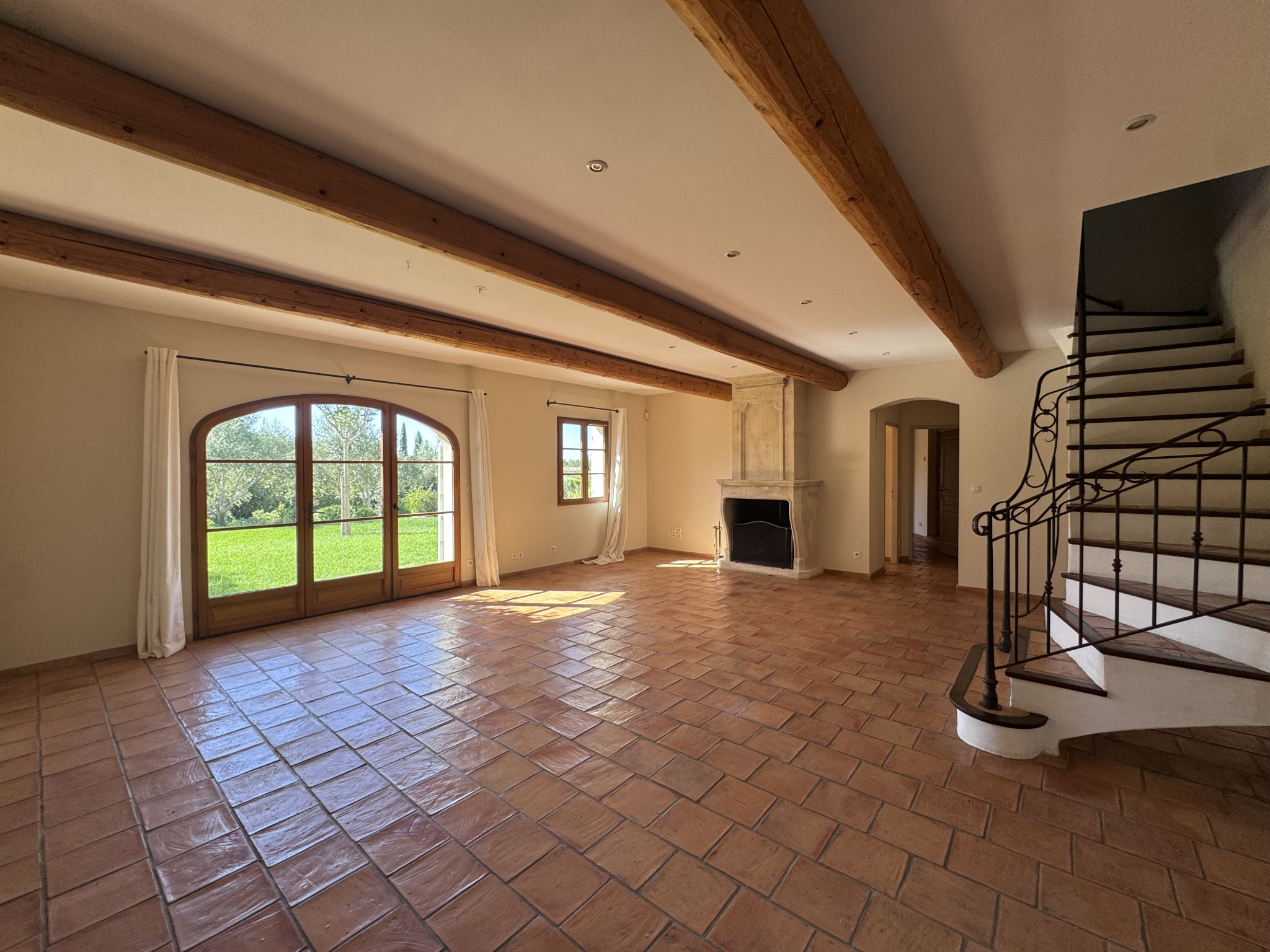 photo_1a47eb28dc95a27e8aa44df43aab2f4c-107566-0.jpg SAINT-CANNAT – Maison de type 6 avec terrasse, jardin, pisci