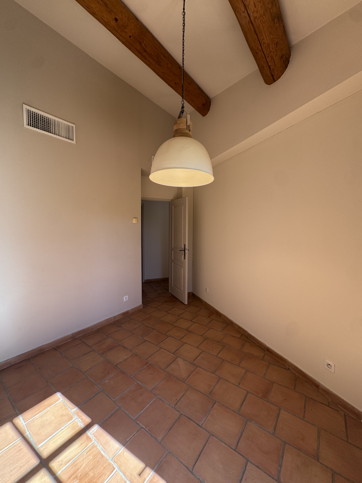 photo_20916e8b9f172be7fd6d6a8c559272cf-107566-0.jpg SAINT-CANNAT – Maison de type 6 avec terrasse, jardin, pisci