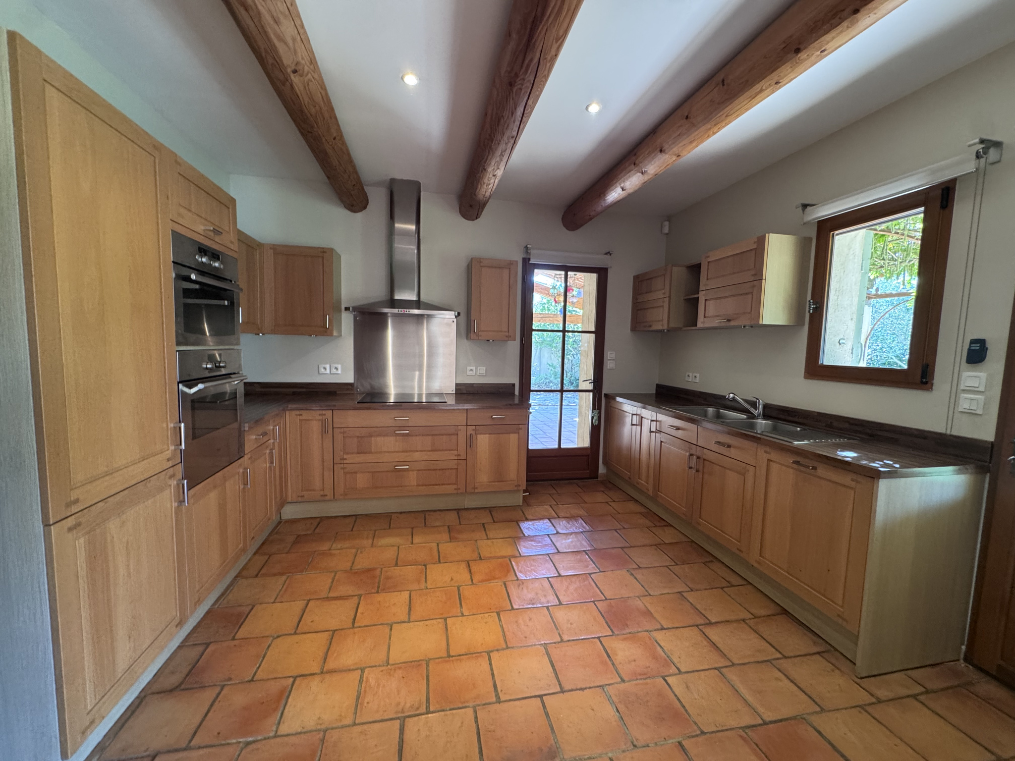 SAINT-CANNAT – Maison de type 6 avec terrasse, jardin, pisci