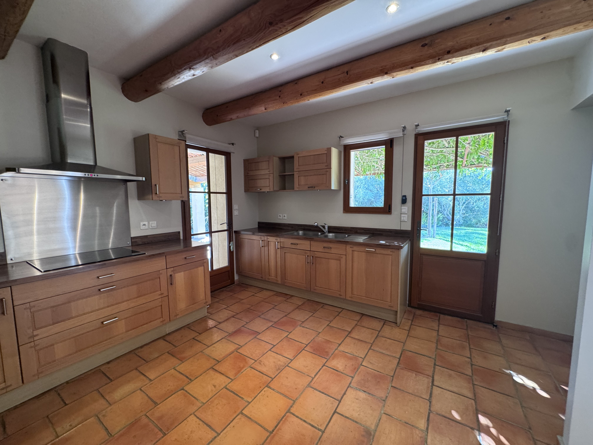 SAINT-CANNAT – Maison de type 6 avec terrasse, jardin, pisci