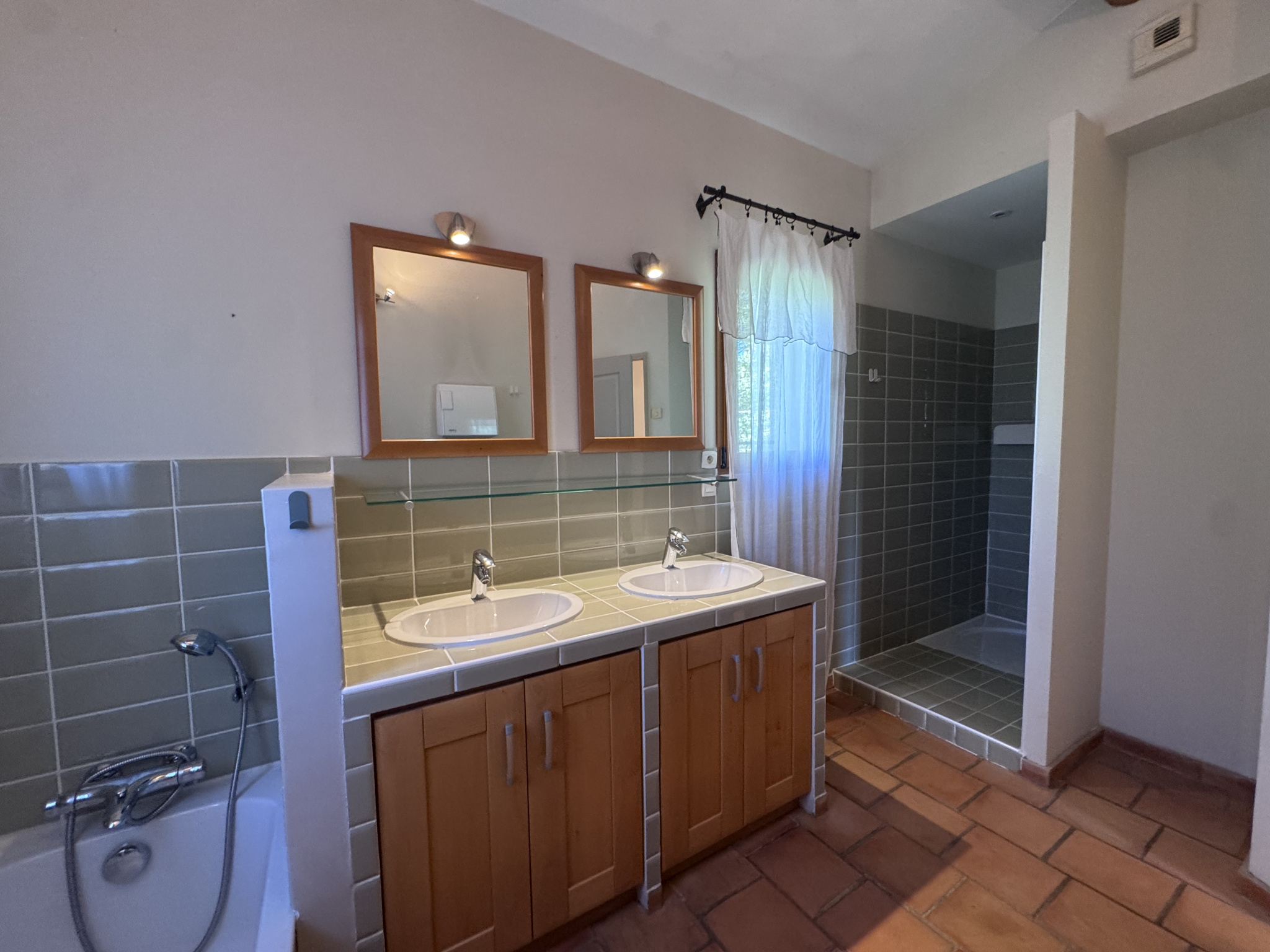 SAINT-CANNAT – Maison de type 6 avec terrasse, jardin, pisci