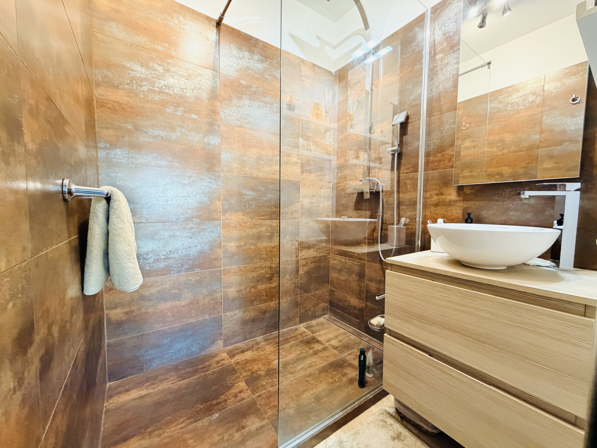 photo_f46dc7b15bc8fd3960b0ec4cf8f23dd3-107590-0.jpg EGUILLES MAISON 130 M2 3 chambres PISCINE