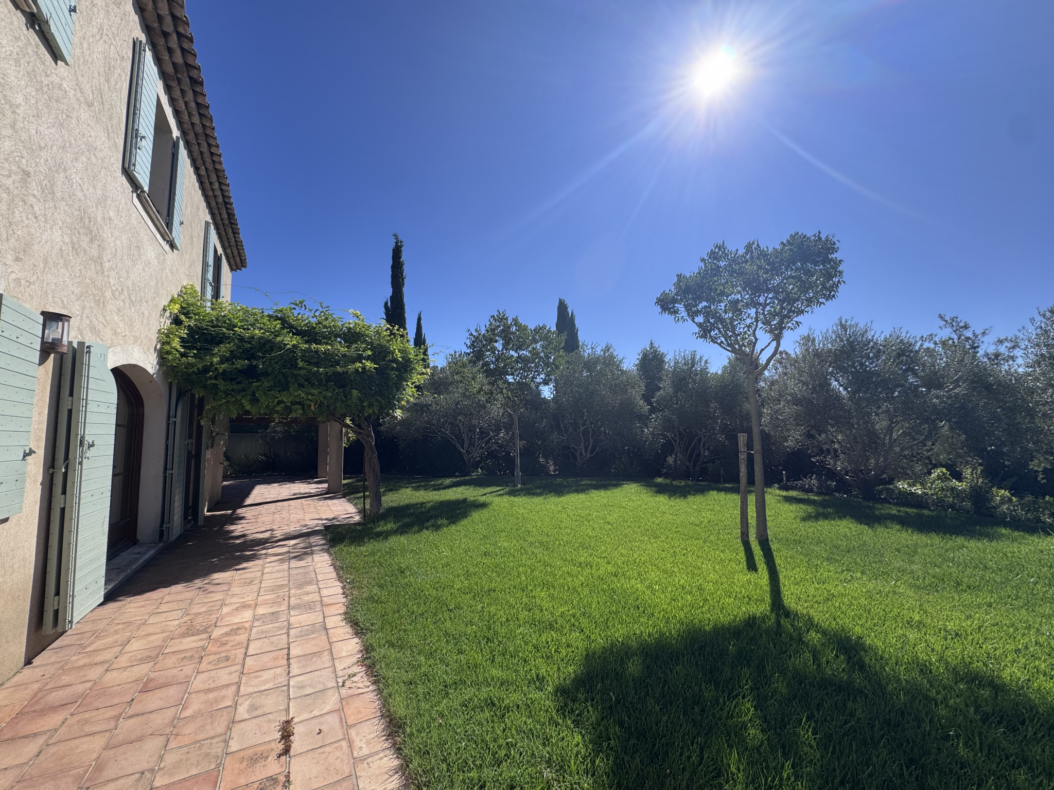 photo_f9d779f85ad90e44ae3abd50454e342e-107566-0.jpg SAINT-CANNAT – Maison de type 6 avec terrasse, jardin, pisci