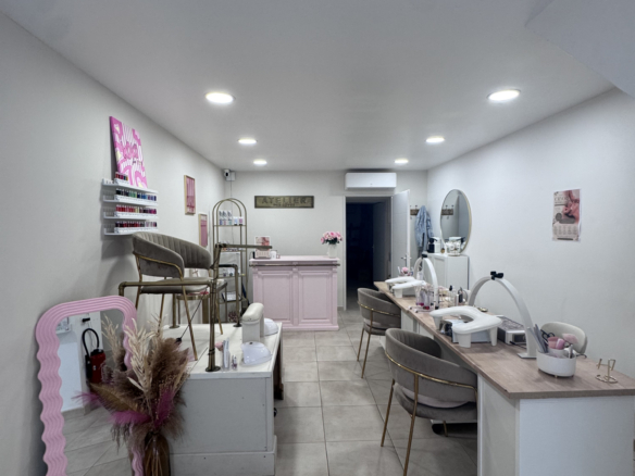PEYROLLES – Local commercial