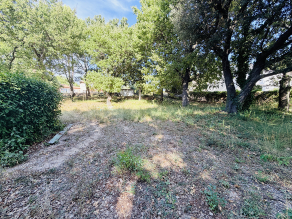 ÉGUILLES   TERRAIN À BÂTIR DE 1 089 M2   ENVIRONNEMENT RÉSID