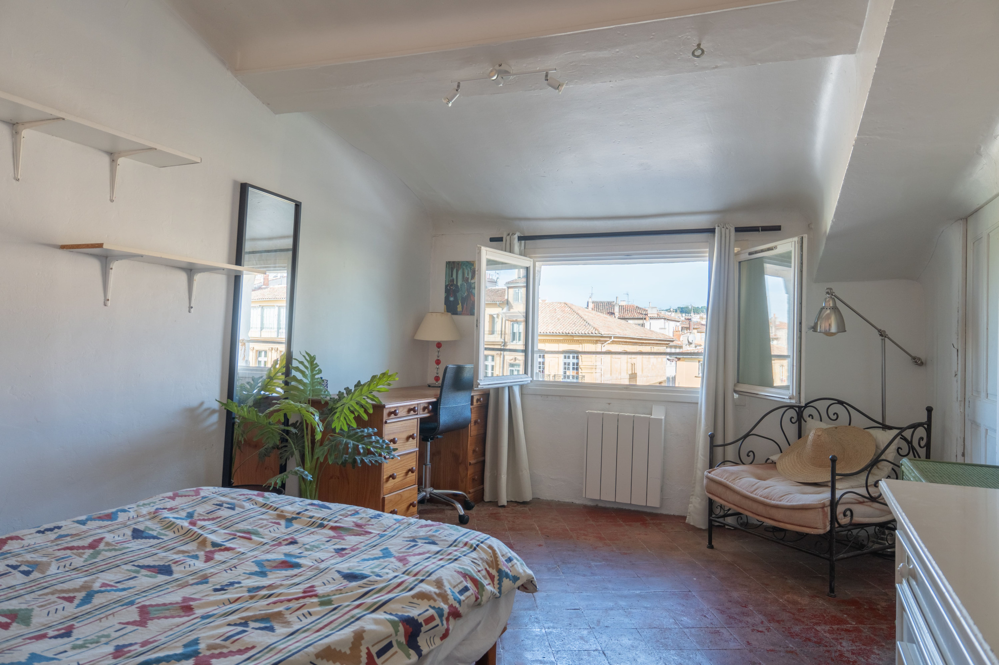 photo_84de1a0d146997f70380cab0ca5c5e5a-108124-0.jpg Aix-en-Provence « Cours Mirabeau » : Appartement de type 3/4