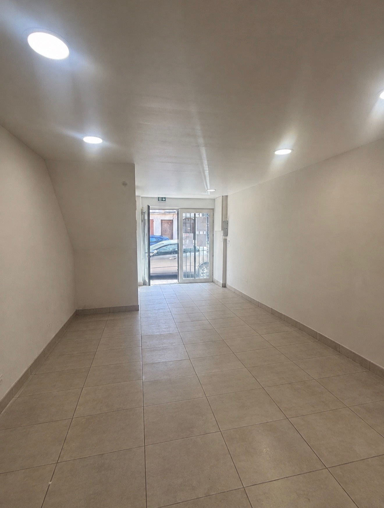 PEYROLLES – Local commercial
